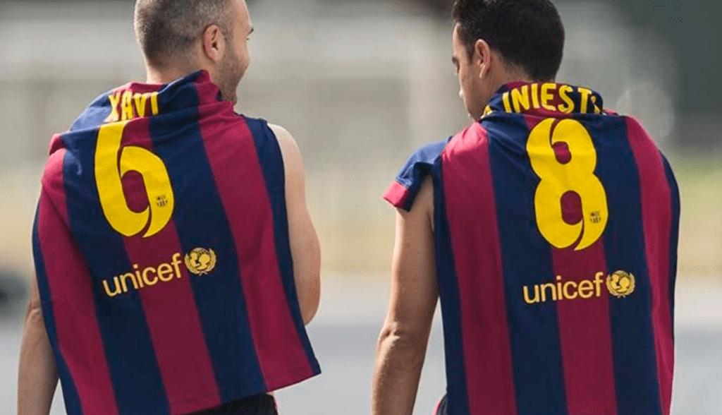 Andrés Iniesta y Xavi Hernández con la camiseta del Barcelona