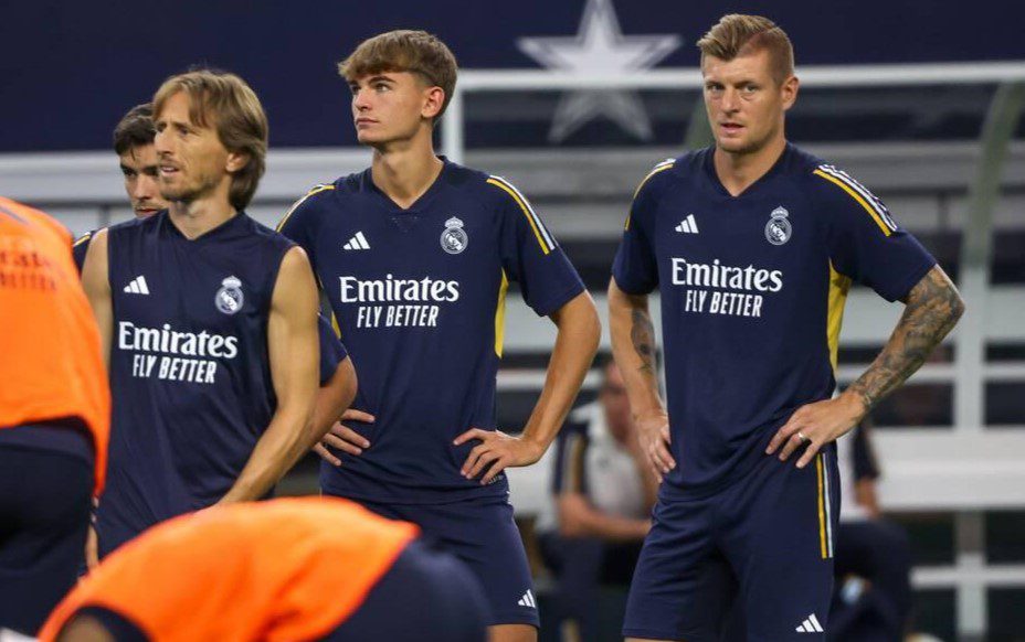 Dallas, United States. 28th July, 2023. Luka Modrić, Nico Paz and Toni Kroos of Real Madrid during a training session at AT&T Stadium in Dallas in the United States this Friday, July 28. Tomorrow the team faces Barcelona. Credit: Brazil Photo Press/Alamy Live News